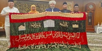 Diundang ke Malaysia, Khofifah Dapat Kiswah dari Cicit Syekh Abdul Qadir Jailani