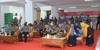 Percepatan Vaksinasi Covid-19, Wakapolda Jatim Ikuti Zoom Meeting dengan Presiden di Sidoarjo