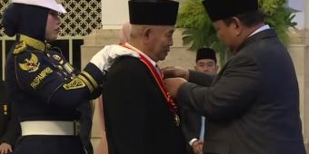 kiai-asep-dapat-penghargaan-maha-putra-nararya-dari-presiden-di-istana-negara