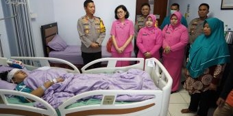 Kapolres dan Ketua Bhayangkari Mojokerto Kota Sambangi Korban Pohon Tumbang