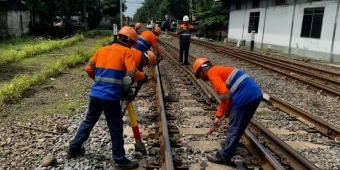 KAI Daop 8 Surabaya Pastikan Prasarana Rel dan Jembatan Siap Hadapi Angkutan Lebaran 2026