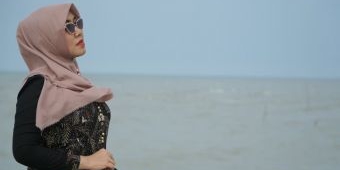 Jelang Libur Nataru, Senator Ning Lia Kagumi dan Apresiasi Pantai Kelapa Tuban