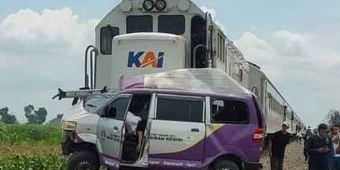 Kecelakaan di Perlintasan Sebidang kembali terjadi, KA Matarmaja Tertemper Ambulans di Kediri