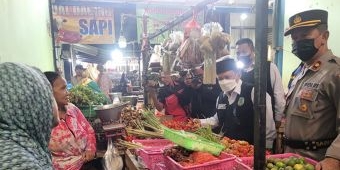Sidak Pasar, Bupati Situbondo Pastikan Harga Kebutuhan Pokok Masih Stabil