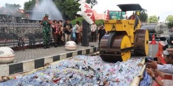 Polres Blitar Kota Musnahkan Ribuan Botol Miras dan 140 Knalpot Brong Hasil Operasi Pekat