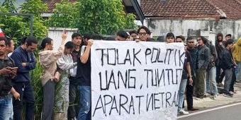 Tolak Politik Uang dan Tuntut Netralitas Polri, Puluhan Massa Gelar Aksi di Bawaslu Kota Malang