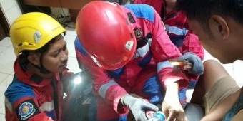 Petugas Damkar Surabaya Bantu Polisi Buka Borgol Tahanan yang Macet