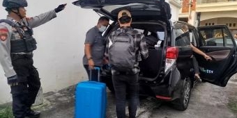 KPK Bawa 1 Koper Hasil Penggeledahan Rumah Eks Kabid Disbudparpora Ponorogo