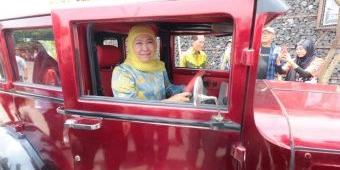 Khofifah Dibuat Takjub saat Kunjungi Produksi Mobil Klasik di Sidoarjo