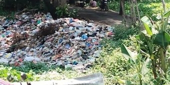 Muncul Bau Tak Sedap, Warga Keluhkan Tumpukan Sampah di Mata Air Sumber Sentong Probolinggo