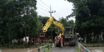 Banjir Rendam 525 Hektare Sawah dan Ratusan Rumah, DPUPR Jombang Bersihkan Sumbatan di Sungai