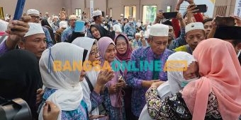 Gubernur Khofifah Sambut Kedatangan Kloter Terakhir Jemaah Haji dengan Salam dan Peluk