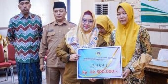 Harumkan Nama Gresik, Bu Min Serahkan Reward kepada Kafilah MTQ ke-30 Jatim Tahun 2023