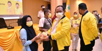 ​Gratis, Golkar Jatim Gelontor Ribuan Kemasan Minyak Goreng untuk Pedagang Gorengan di Surabaya