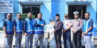 Terima 21 Beton Barrier dari Jasa Marga, Wali Kota Pasuruan Minta Masyarakat Tertib Berlalu Lintas