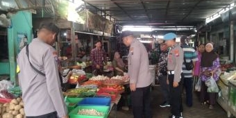 Pastikan Stok dan Harga Bapokting Aman Jelang Nataru, Polsek Paron Ngawi Lakukan Monitoring Pasar