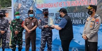 Pangkoarmada II dan Bupati Kediri Tinjau Serbuan Vaksinasi di Stadion Canda Bhirawa