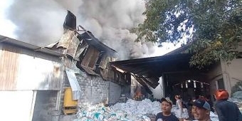 Pabrik Plastik di Jombang Terbakar, Pemilik dan Karyawan Panik