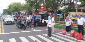 Manfaatkan Momen Bulan Ramadhan, Kauje Korda Ngawi Berbagi Takjil