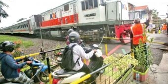 Usai Ditutup Akibat Motor Tertabrak Kereta Api, Kini Jalan Tembusan Gubeng Jaya Kembali Dibuka