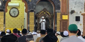 Jadi Khatib di Masjid Agung Bangkalan, KH. Makki Nasir Ingatkan Pentingnya Muhasabah Selama Ramadhan