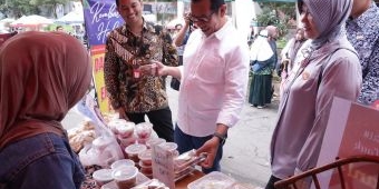 Wali Kota Nurochman Kunjungi Stan UMKM di Bazar Ramadan Bank Jatim Cabang Batu