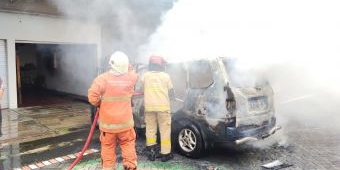 Mobil Kijang Tua Terbakar di Sukolilo Surabaya, Api Sempat Merambat ke Rumah