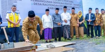 Sekdakab Gresik Letakkan Batu Pertama Pembangunan Sekolah Rakyat di Sidayu