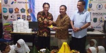 HUT ke-20 HARIAN BANGSA, Plt Bupati Sidoarjo Bagi-Bagi Uang untuk Anak Yatim 