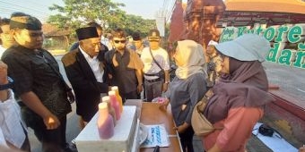 Gus Barra dan Kiai Asep Borong Dagangan, Pedagang Pasar Kutorejo Bersyukur dan Mantap Pilih Mubarok