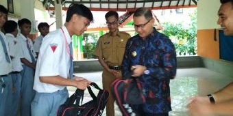 Juarai Turnamen Gateball, Pj Wali Kota Batu Serahkan Bantuan Peralatan ke Tim SMAN 2