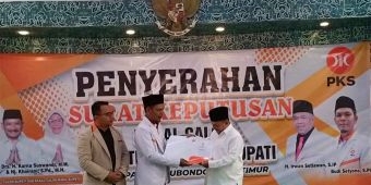 PKS Situbondo Serahkan SK ke Pasangan Karunia