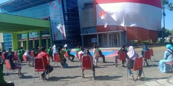 Peringati HUT RI-76, KONI Kota Probolinggo Bentangkan Bendera Raksasa