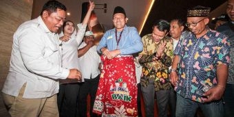 Pascadebat Pilkada Sidoarjo 2024, Subandi-Mimik Dihadiahi Batik