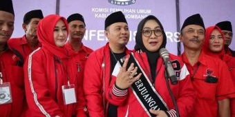 Daftar ke KPU, Bacaleg PDIP Jombang Dikawal Gatotkaca