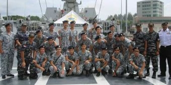 Siswa Sekolah Indonesia - Singapura Adakan Onboard di Kapal Perang TNI AL