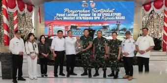 Menteri ATR/BPN Serahkan Sertifikat Tanah untuk Puslatpur TNI AD Terluas se-Asia