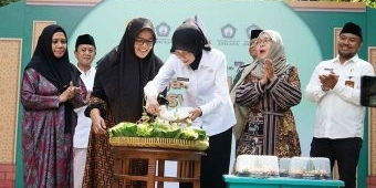 Wali Kota Kediri Serahkan Izin Operasional dan Beasiswa di Harlah LP Aswaja ke-7