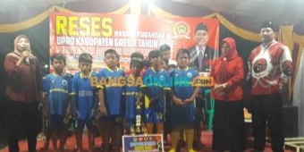 Peduli Sepak Bola, Wakil Ketua DPRD Gresik Beri Bonus SSB Akor Muda Domas