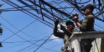 Dewan Desak Satpol PP Kabupaten Mojokerto Tertibkan Tiang Fiber Optic Ilegal