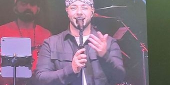 Pakai Blangkon, Maher Zain Bilang Maturnuwun, Ribuan Penonton Tertawa