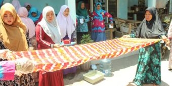 Minarak Brantas Gas Gelar Pelatihan Batik Shibori untuk Ibu-ibu Desa Kalidawir
