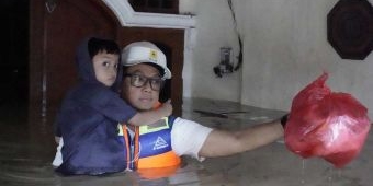 PLN Kontrol Keamanan Kelistrikan, Bantu Evakuasi Warga di Tengah Banjir Bekasi