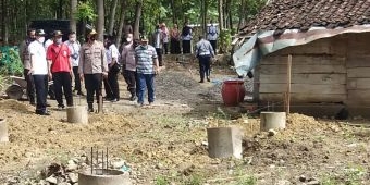 Kapolres dan Wabup Ngawi Tinjau Relokasi Rumah Guru yang Hidup Satu Atap dengan Kambing