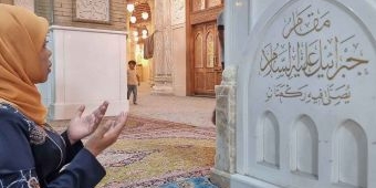 Di Irak, Khofifah Sholat di Masjid Kufah 'Taman Surga'