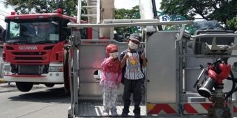 Servis Rutin Bronto Skylift Damkar Kota Madiun jadi Ajang Hiburan Tersendiri bagi Anak-Anak