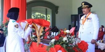 Upacara HUT ke-78 Kemerdekaan RI, Gus Ipul Serahkan Hadiah ke Lansia yang Lahir 17 Agustus