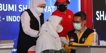 Gubernur Khofifah Pastikan Vaksinasi di Jawa Timur Merata
