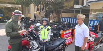 Sambut HUT RI ke-80, Petugas Pelayanan SIM di Polres Blitar Kota Kenakan Kostum Pejuang