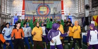 Ibu-Ibu Dharma Pertiwi Olahraga Bersama di atas Kapal Perang